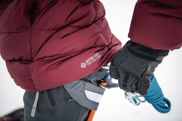 Infinity Alpine Jacket, il piumino tecnico Rab - tessuto Gore-Tex in due pesi