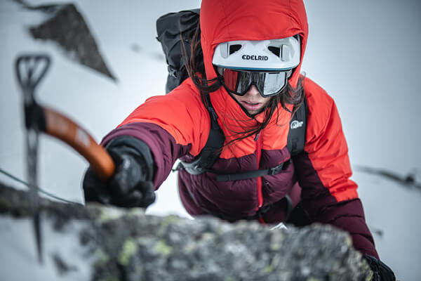 Infinity Alpine Jacket, il piumino tecnico Rab - cappuccio compatibile con il casco