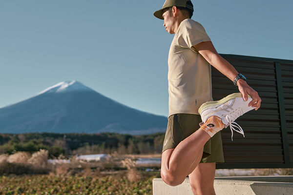 Foto di una persona che fa stretching e indossa le scarpe da running ASICS Gel Kayano 32