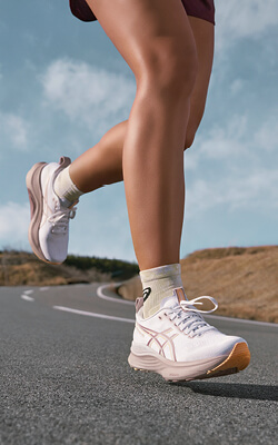 Foto di una persona che corre indossando le scarpe da running ASICS Gel Kayano 32