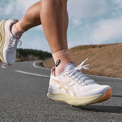 Foto di una persona che corre indossando le scarpe da running ASICS Gel Kayano 32