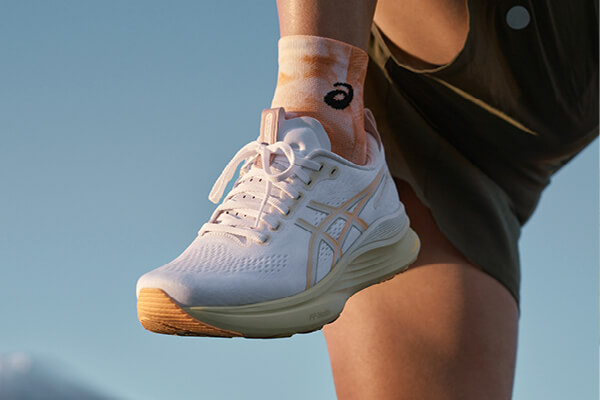Foto di una persona che fa stretching e indossa le scarpe da running ASICS Gel Kayano 32