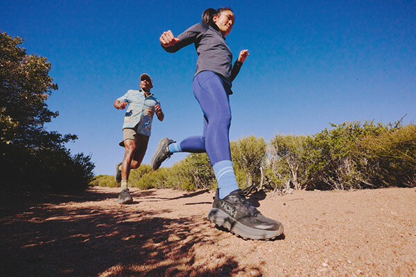 Foto di persone che corrono con indosso le scarpe da running Hoka Challenger 8