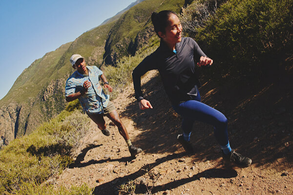 Foto di persone che corrono con indosso le scarpe da running Hoka Challenger 8