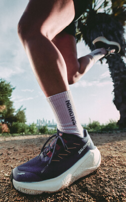 Foto di una persona che corre con indosso le scarpe da gravel running Salomon Aero Blaze 3 Grvl