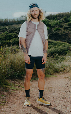 Foto di una persona con indosso le scarpe da gravel running Salomon Aero Blaze 3 Grvl