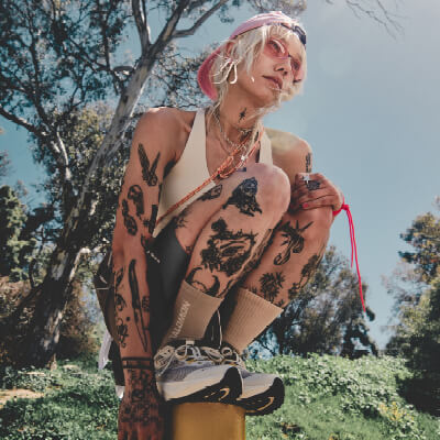 Foto di una persona con indosso le scarpe da gravel running Salomon Aero Blaze 3 Grvl