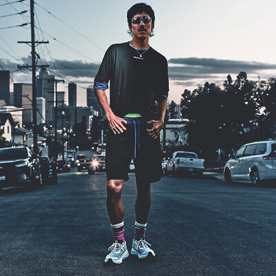 Foto di una persona con indosso le scarpe da gravel running Salomon Aero Blaze 3 Grvl