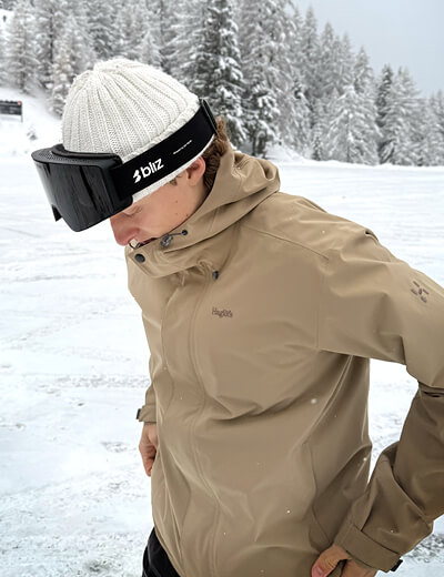 Foto dell'atleta Niklas Oberrauch che indossa una maschera da sci Bliz