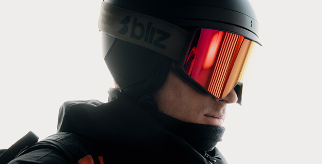 Foto di una persona che indossa casco e maschera da sci Bliz