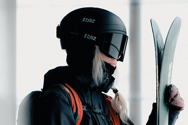 Foto di una persona che indossa casco e maschera da sci Bliz