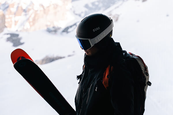 Foto di una persona che indossa casco e maschera da sci Bliz