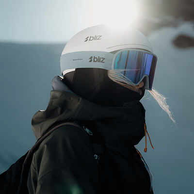 Foto di una persona che indossa casco e maschera da sci Bliz