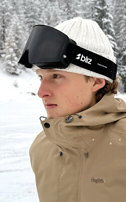 Foto dell'atleta Niklas Oberrauch che indossa una maschera da sci Bliz