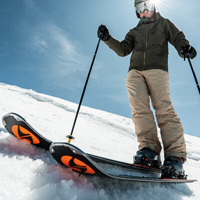 Foto di uno sciatore in pista con i nuovi sci della collezione Stormbird firmata Blizzard Tecnica
