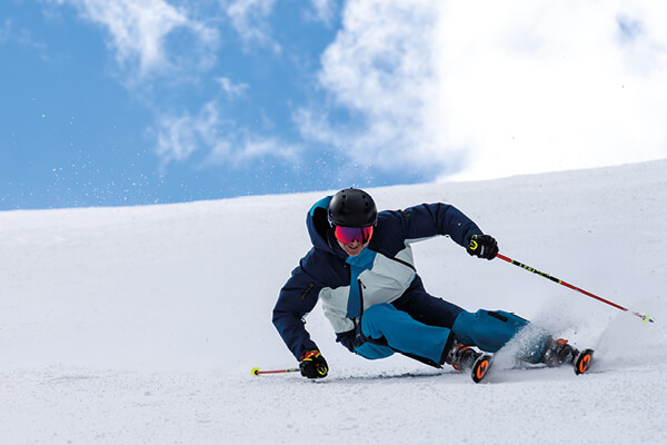 Foto di uno sciatore in pista con i nuovi sci della collezione Stormbird firmata Blizzard Tecnica