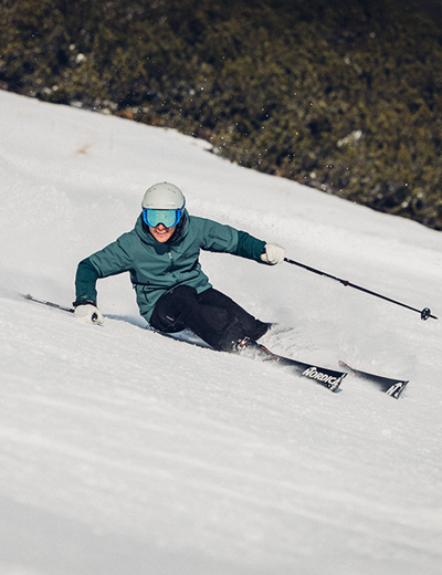 Foto di un ragazzo in pista con gli sci Nordica