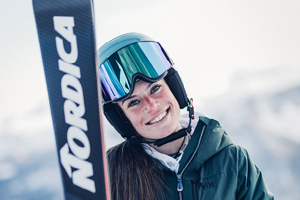 Foto di una ragazza sulla neve con gli sci Nordica