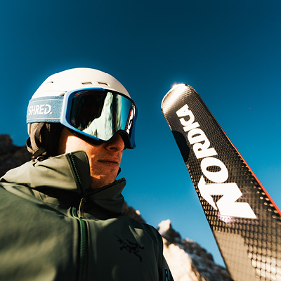 Foto di un ragazzo sulla neve con gli sci Nordica