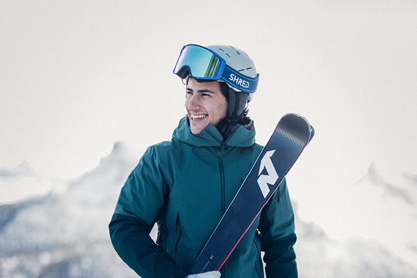 Foto di un ragazzo in pista con gli sci Nordica