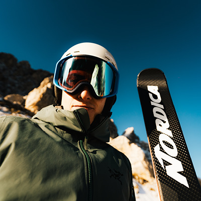 Foto di un ragazzo in pista con gli sci Nordica