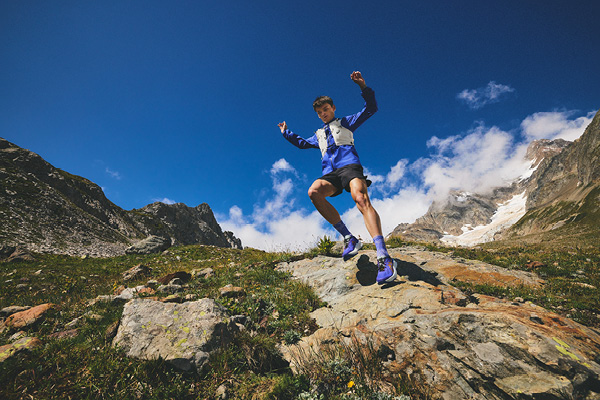 Foto di un uomo che fa trail running con le nuove ASICS TRABUCO