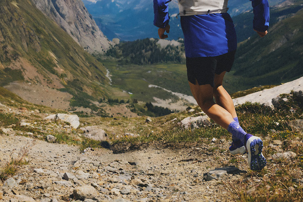 Foto di un uomo che fa trail running con le nuove ASICS TRABUCO