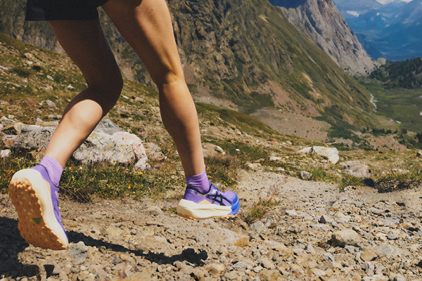 Foto di una donna che fa trail running con le nuove ASICS TRABUCO