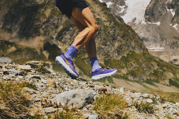 Foto di un uomo che fa trail running con le nuove ASICS TRABUCO