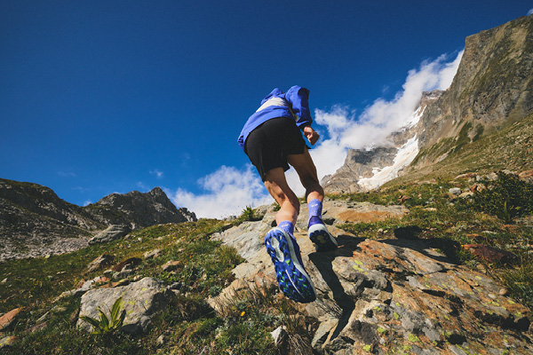 Foto di un uomo che fa trail running con le nuove ASICS TRABUCO