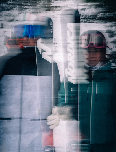 Foto di due persone sulla neve con gli sci Nordica